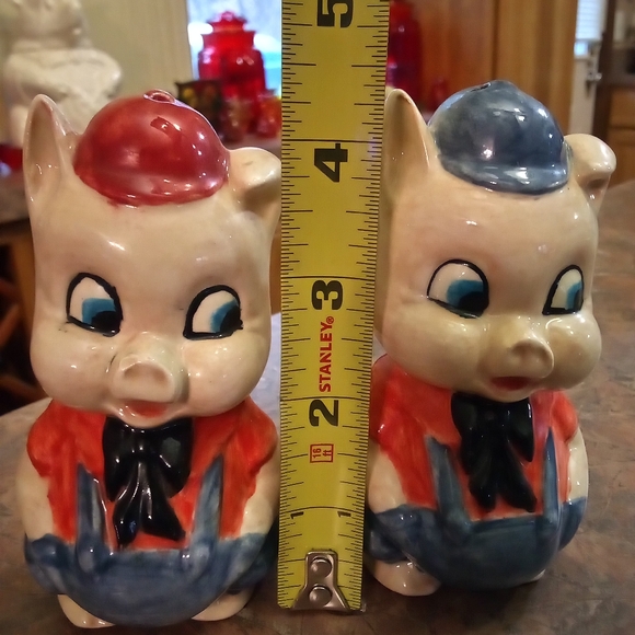 Charming Pigs In Overalls With Red Hats Ceramic Salt and Pepper Shakers. - Picture 9 of 9